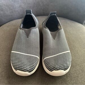 Women’s Slip-On Skechers Bobs Sneakers - size 7.5